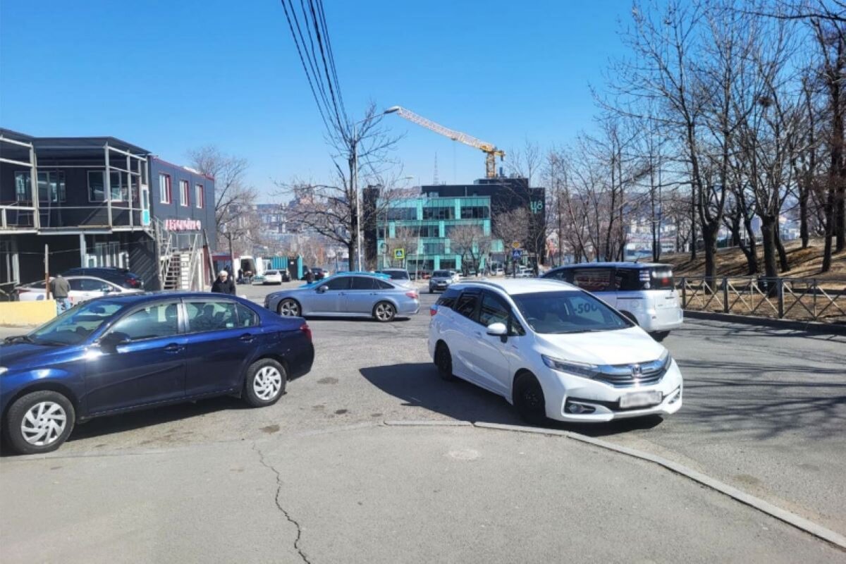 Инцидент произошел на парковке во дворе дома № 21 по улице Трашутина.  Фото: Фото: ФедералПресс / Анна Миронова