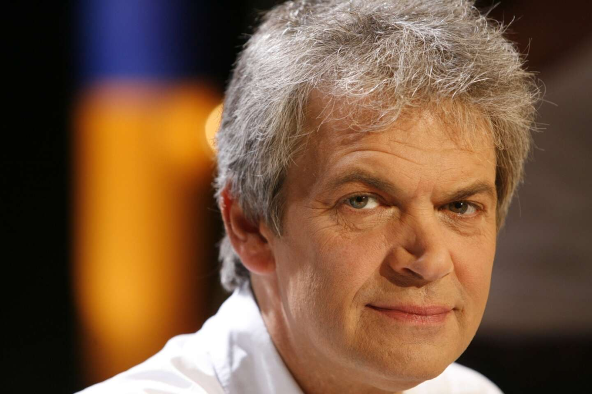 Le Monde https://www.lemonde.fr/disparitions/article/2013/03/25/jean-marc-roberts-editeur-et-ecrivain_3147678_3382.html