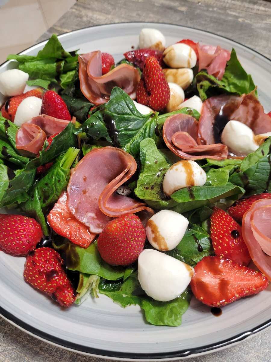 Фото автора.Готовый салат с клубникой!