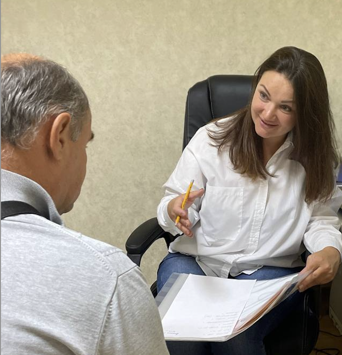 Алена Мазина во время проведения нейропсихологической диагностики