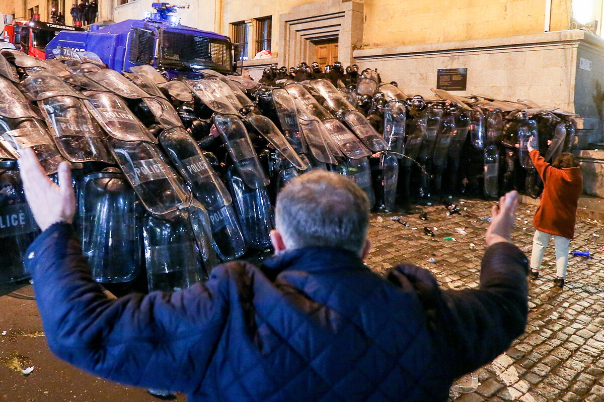В Тбилиси продолжается противостояние между сторонниками и противниками закона о «прозрачности», который уже принят во втором чтении.-5