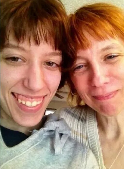 Рейчел слева и ее мать Дайана справа на одном из фото в социальных сетях матери.  Источник :соц сети