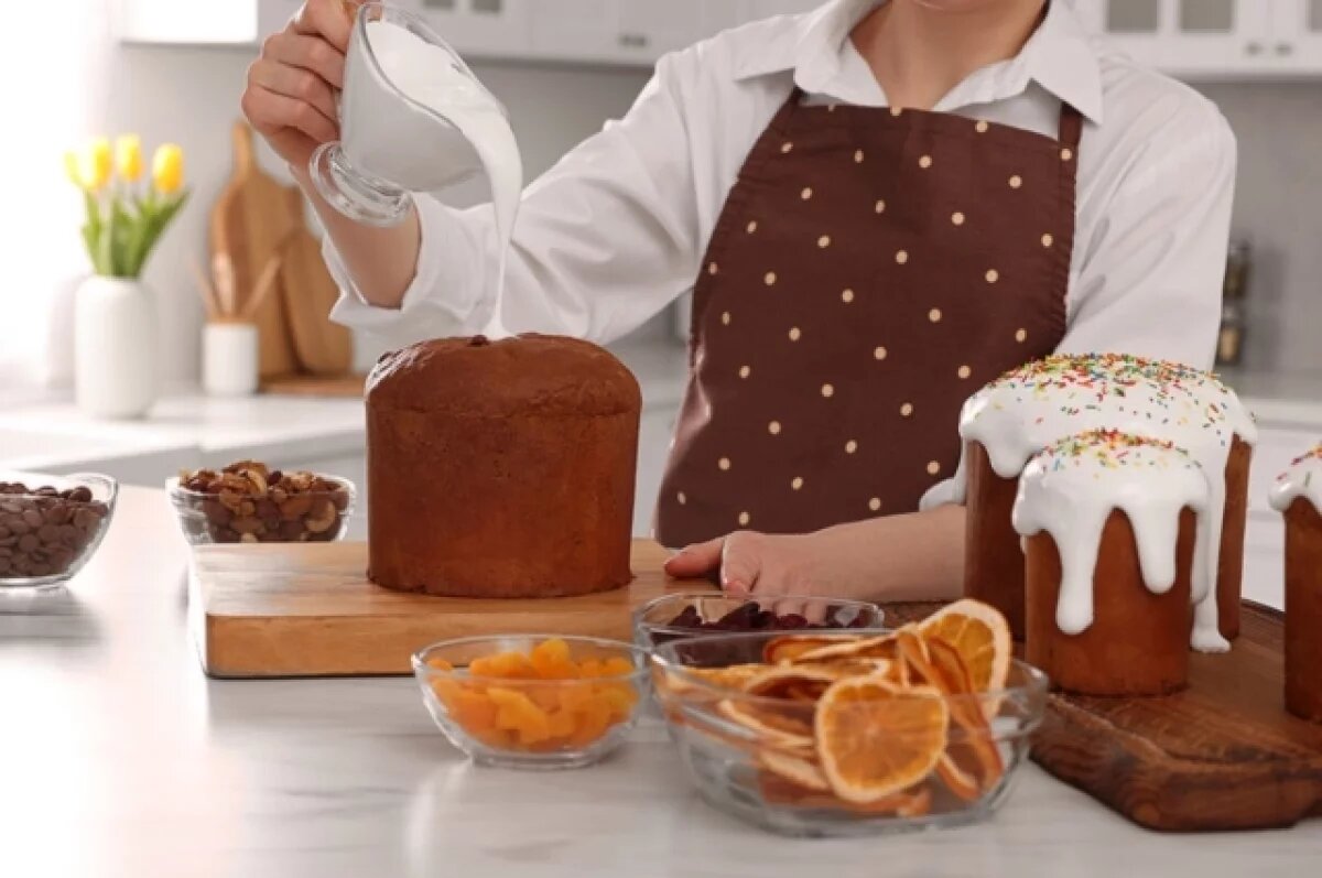    Белая шапка сверху.