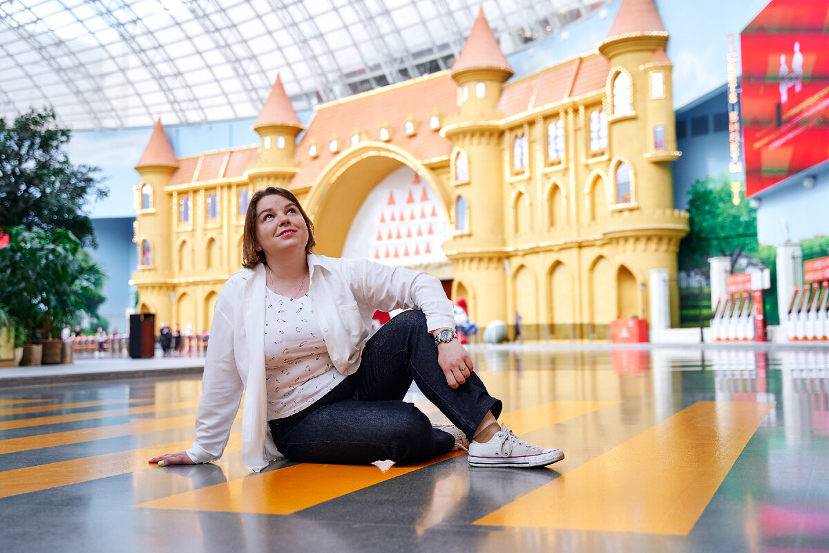 Всем привет! Меня зовут Елена Сокол и я логопед-практик я помогаю обычным мамам из нашей с вами жизни заниматься со своими детьми самостоятельно. Я адепт и практик семейного образования.