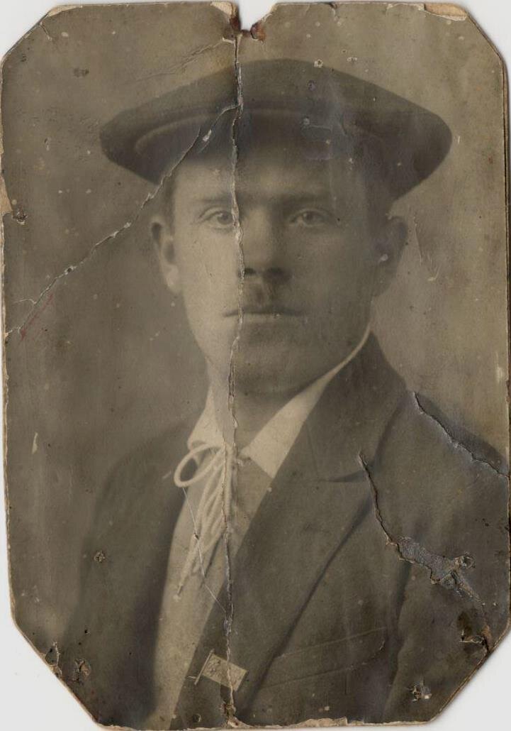 Август Германович Краузе — один из пяти сыновей большой семьи переселенцев из Волынской губернии. В 1938 году, как и братья, был арестован и расстрелян. Все реабилитированы посмертно. Их потомки продолжают жить и работать в Брединском районе. Фото: архив семьи Краузе.