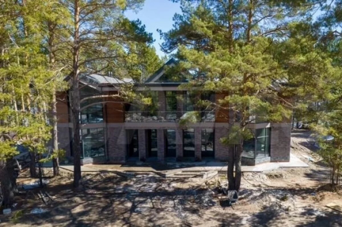    Под Томском выставлен на продажу коттедж за 120 млн рублей на берегу Томи