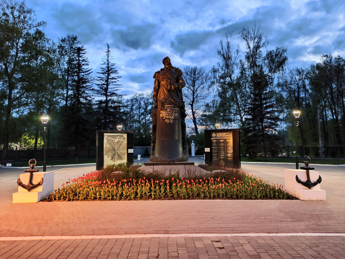 Фото автора. Памятник Рудневу, капитану крейсера "Варяг, местному уроженцу