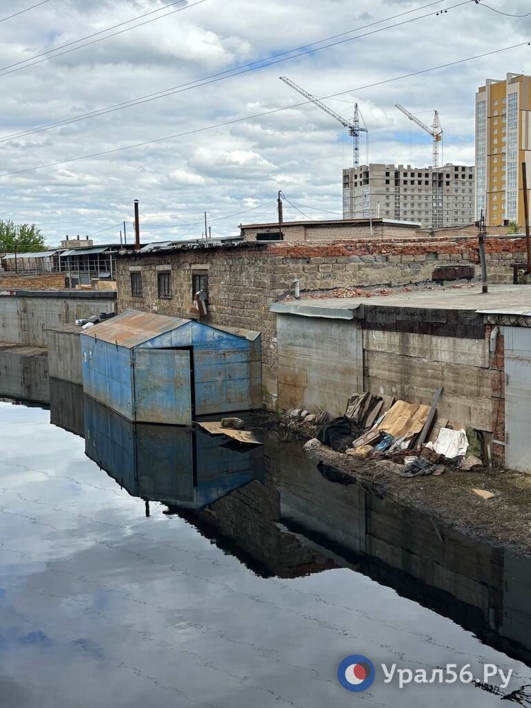 В Оренбурге в ГСК на улице Уральской образовалась река из канализационных  отходов | Урал56.Ру | Оренбург, Орск - главные новости | Дзен