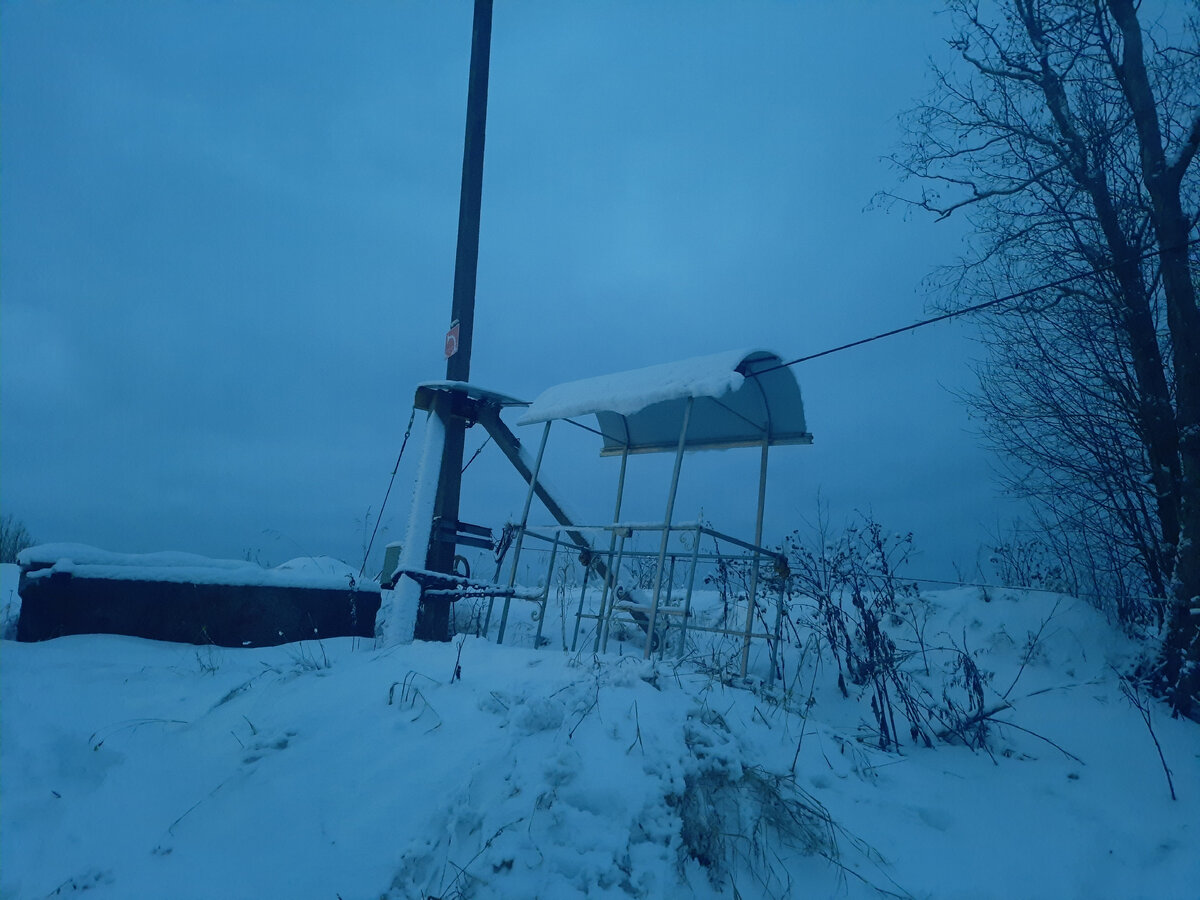 Кабинка для переправы. Пристёгнута цепью к столбу.