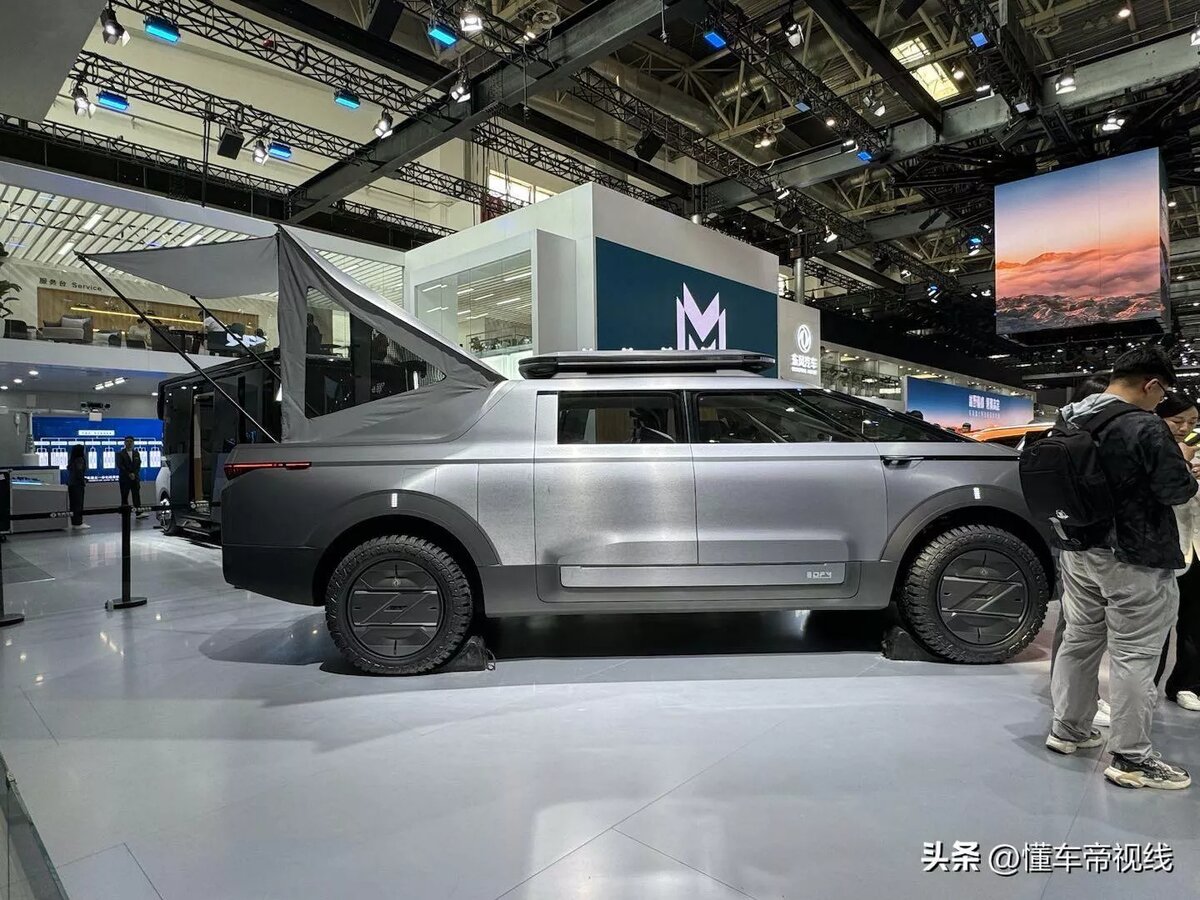 Dongfeng даже разработал туристическую палатку для своего электрического пикапа, как и Tesla. 
