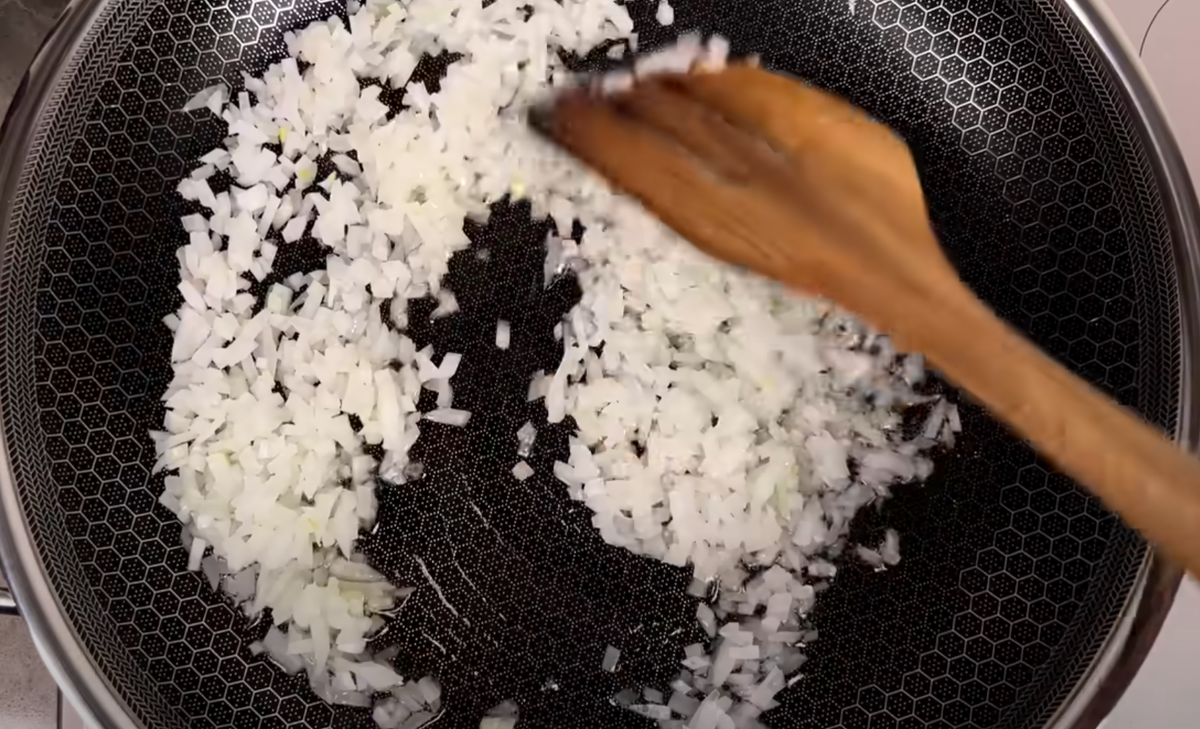 Обжариваем около 1 минуты.