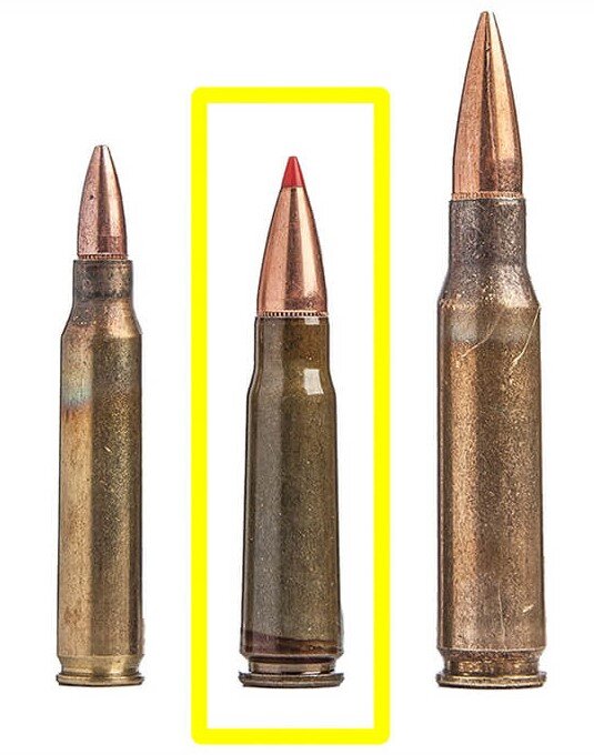 Слева направо: .223 (5,56х45 мм НАТО, 7,62х39 мм, .308 (7,62х51 мм НАТО. Обратите внимание на конусность патронов.
