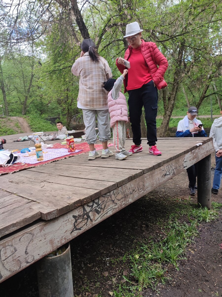 Очень агрессивная мадам в красной куртке