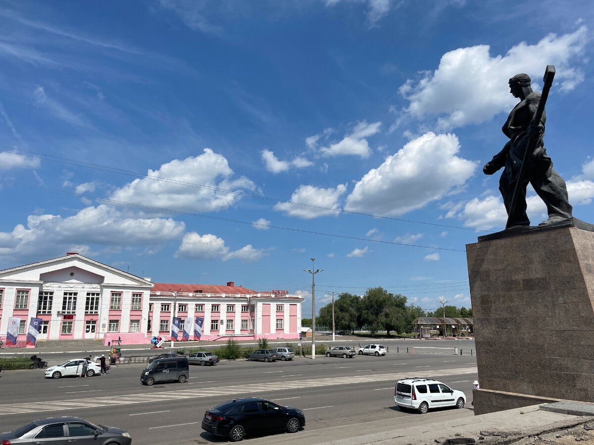 Магнитогорский ж/д вокзал и памятник "Металлург"