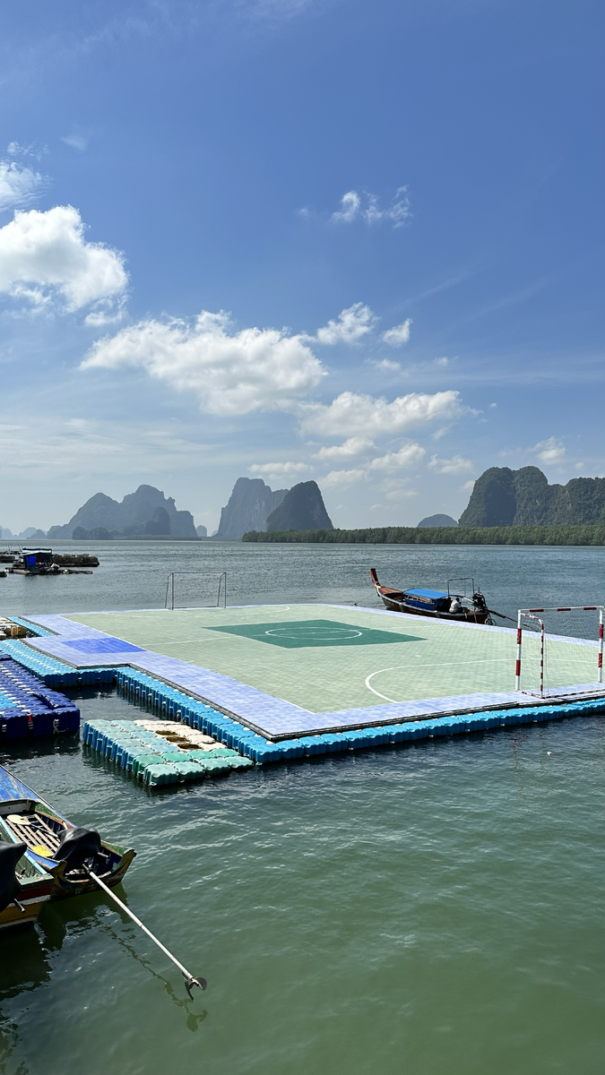 Кадры из деревни морских цыган