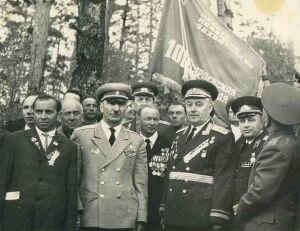 Встреча ветеранов 100-й гв. Свирской ВДД и 10 гв. ВДБ. В центре Харазия Х.Л. (слева) и Щукин И.Ф., ГСС. 9.05.1970 г.