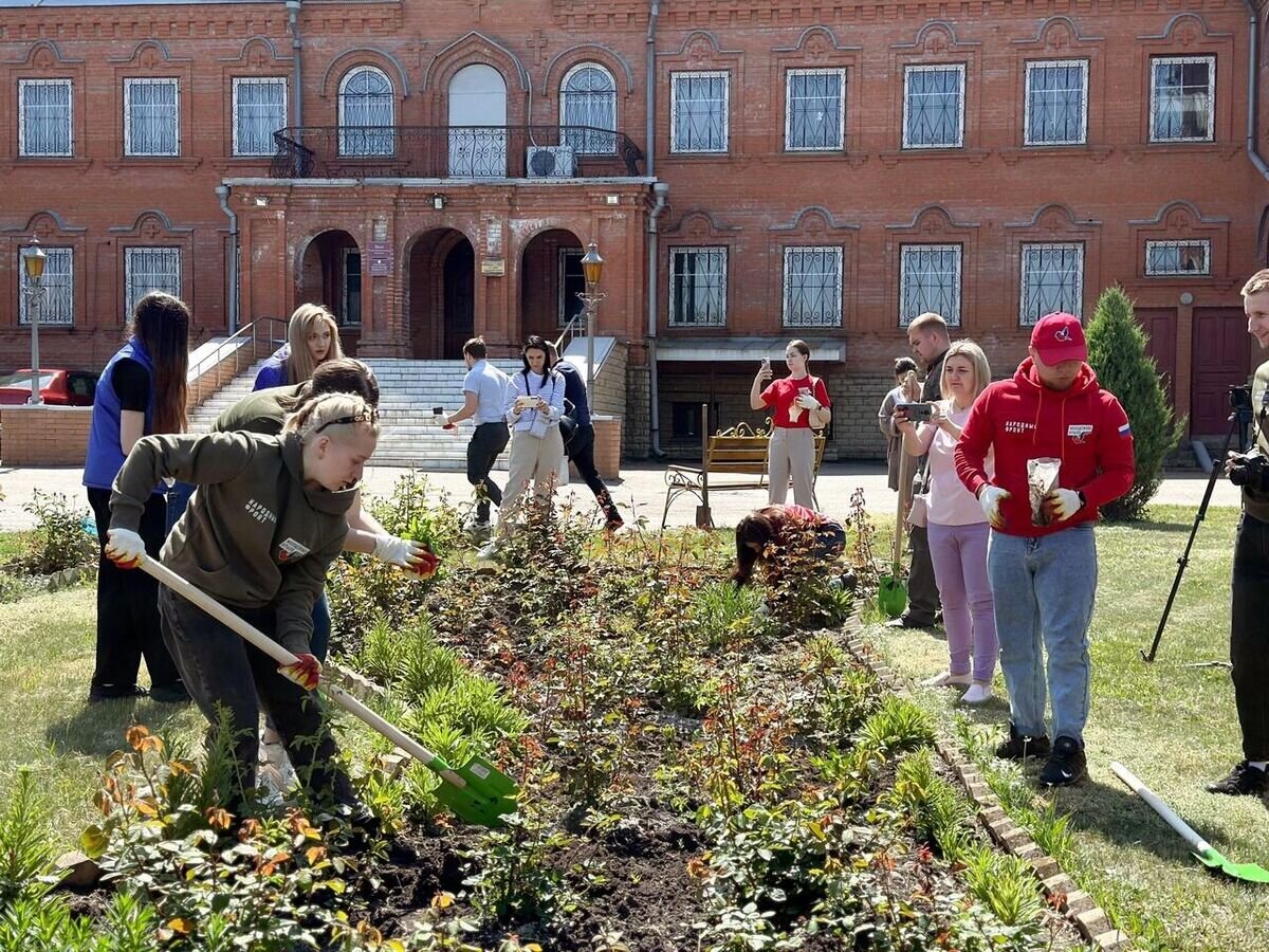 В память о погибших. В Луганске высадили цветы в десятую годовщину трагедии  в Одессе | РИА Новости | Дзен