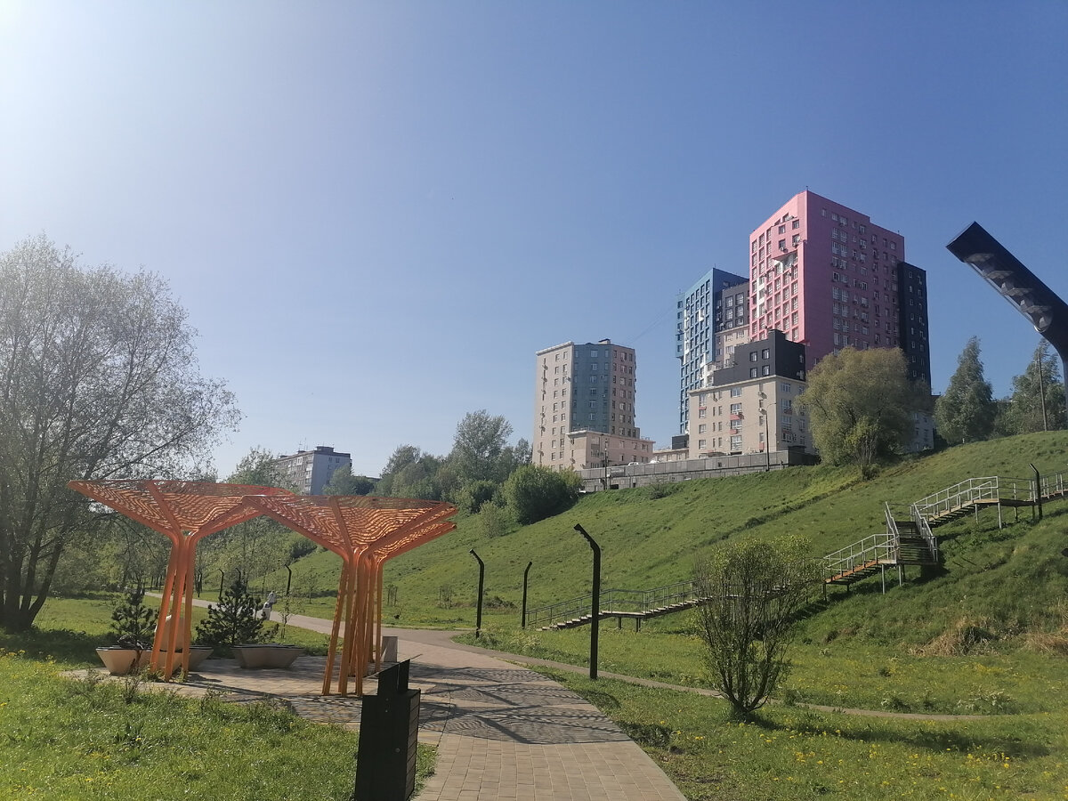 Фото сделано в понедельник. Все хорошо, дорожки, лавочки... Но с коляской очень тяжело спуститься