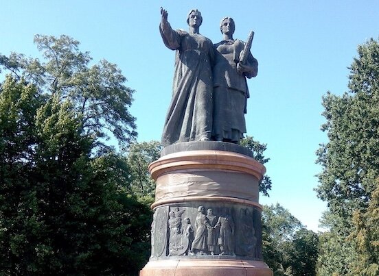 На фото один из памятников  воссоединению Украины и России в г. Харькове