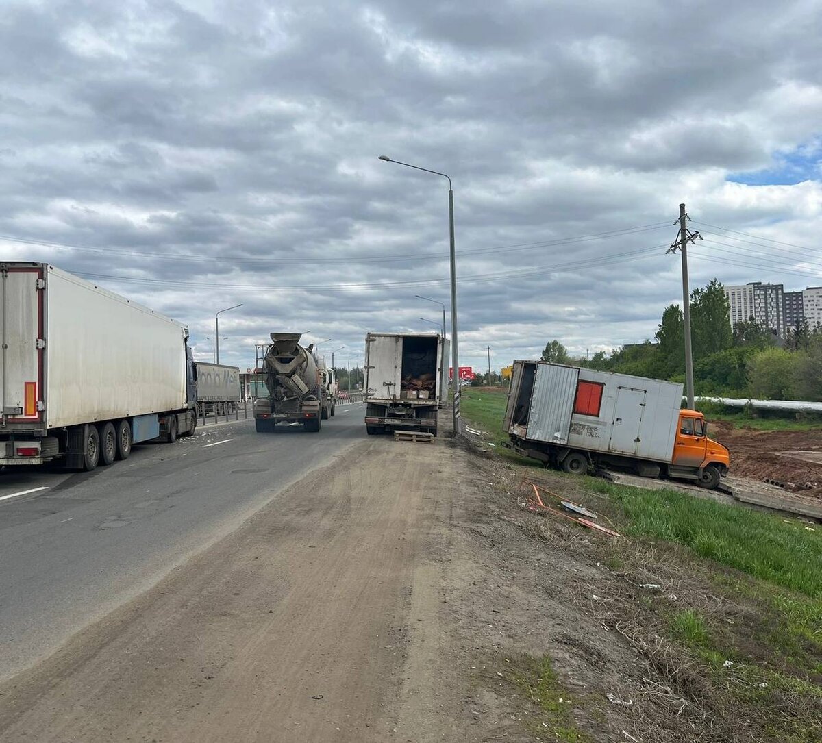 В результате ДТП по Загородному шоссе Оренбурга разбросало замороженные  тушки свиней (видео) | Урал56.Ру | Оренбург, Орск - главные новости | Дзен