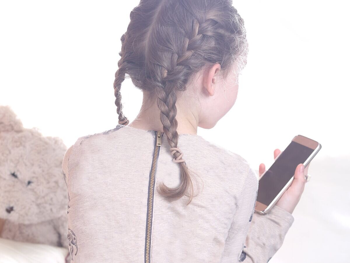    Ребенок со смартфоном © Depositphotos.com / ambrozinio