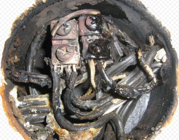 Горелая проводка в распаячной коробке. Источник фото elektrik-na-dom-spb.com