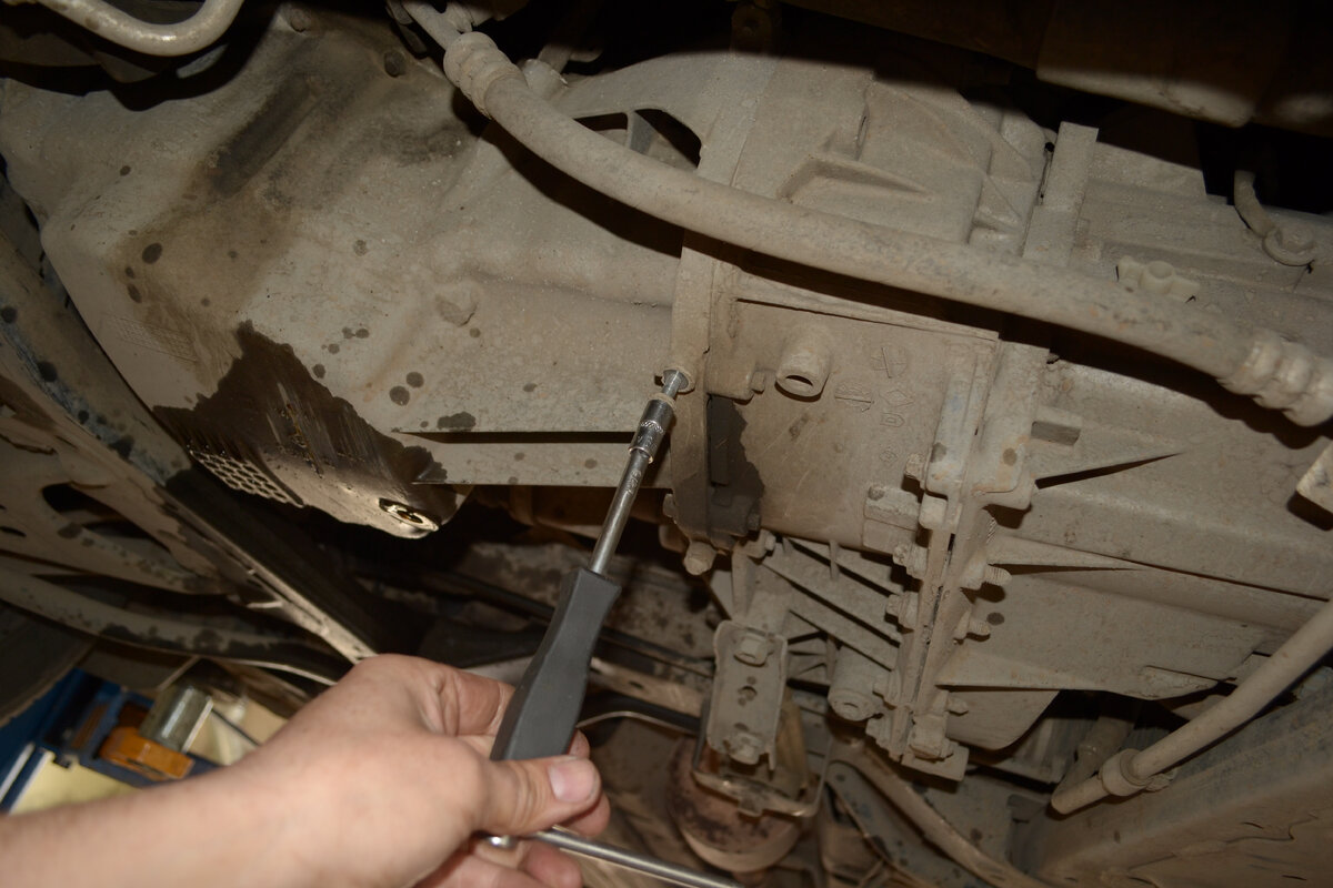 Открутим два длинных болта головкой на 8