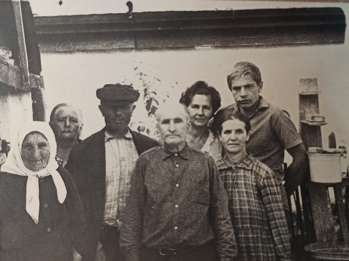 С.Г.Семененко (в кепке), его жена П.П.Семененко (Петренко) (в клетчатом платье), младший сын Михаил и др. В первом ряду в белом платке — возможно, Марфа Андреевна Солоха. Фотография из архива А.А.Семененко.