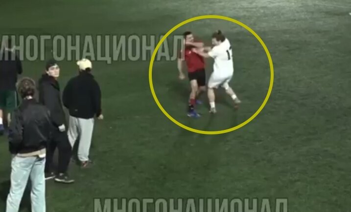 Сурадж в красной форме бьёт Алексея. Кадр видео телеграм-канала «Многонационал»