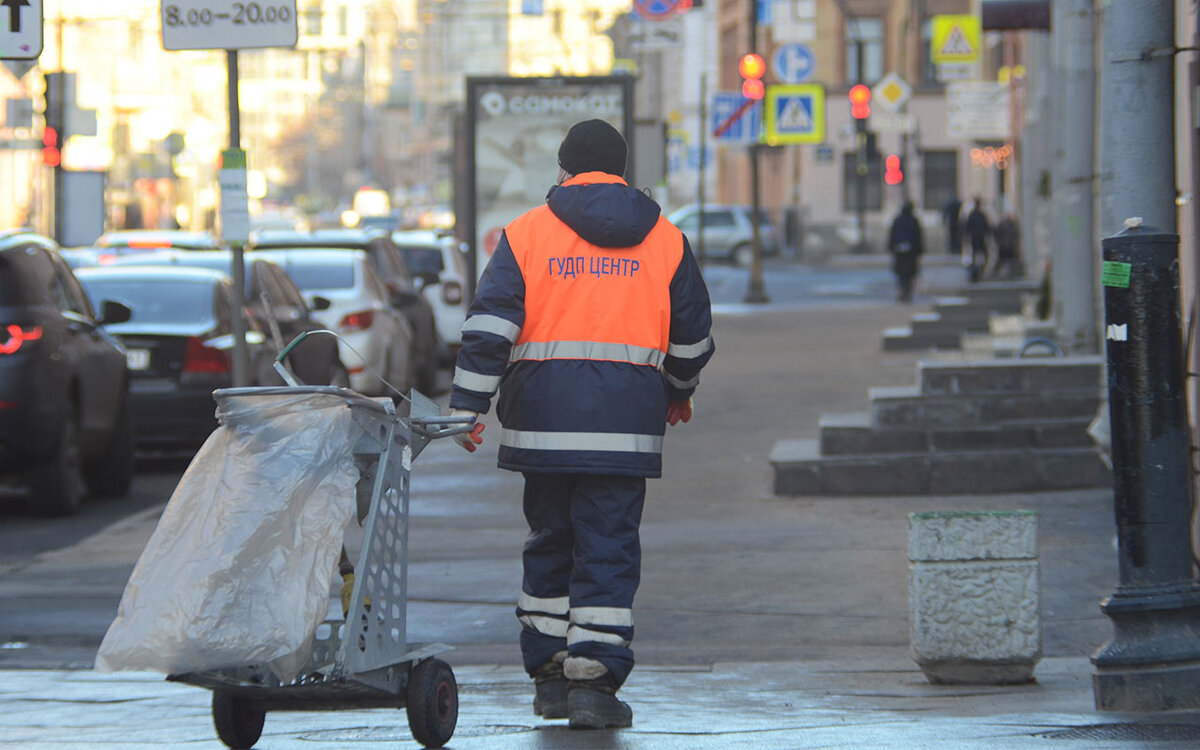 Дворник в Петербурге спас жителей из горящей квартиры.  Фото: Татьяна Буторина