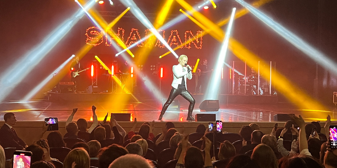 Шаман перестал засовывать микрофон в штаны: Теперь у него другой трюк (эпизоды с концерта)