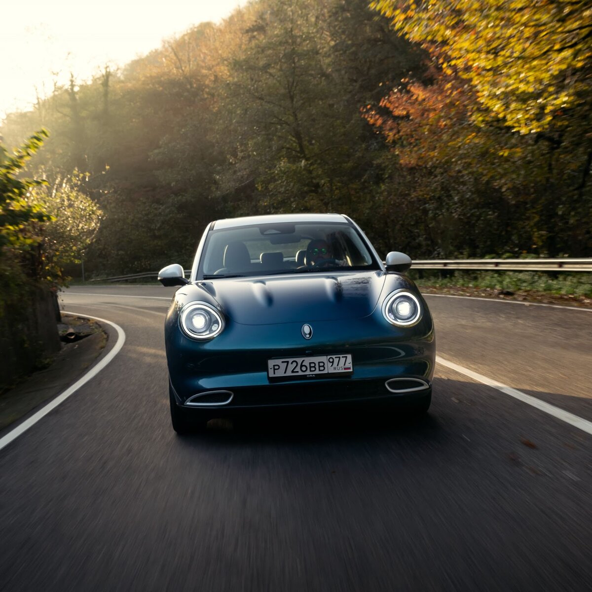 Вот он — электрокар ORA 03. Когда видишь его, хочется останавливаться и рассматривать детали