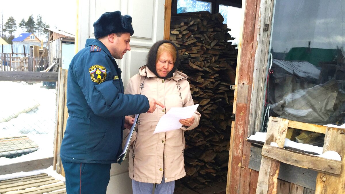    Нижневартовские спасатели проводят беседы с дачниками
