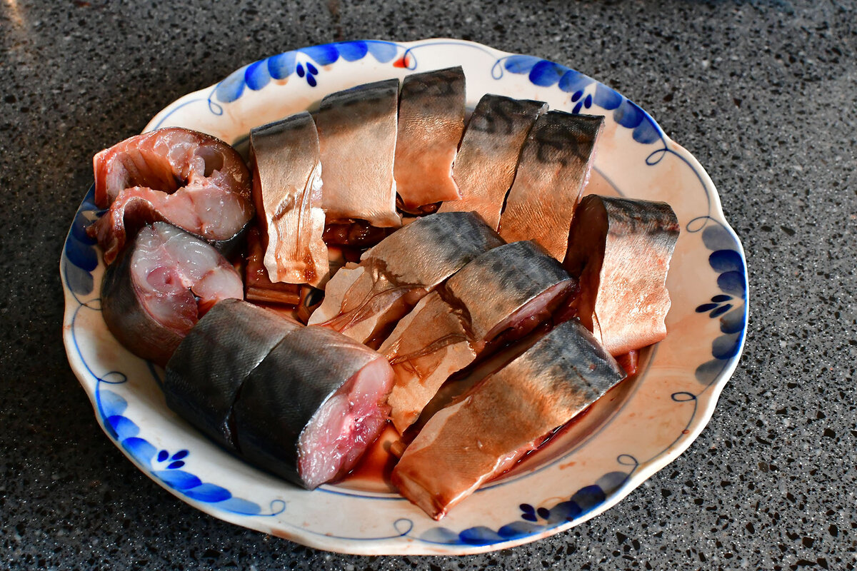 Нарезаем рыбу