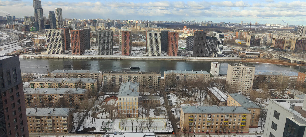Фото из окна на Москву-Реку, сделанное лично мной из квартиры одного из жилых небоскребов района рядом с "Москвой-Сити".