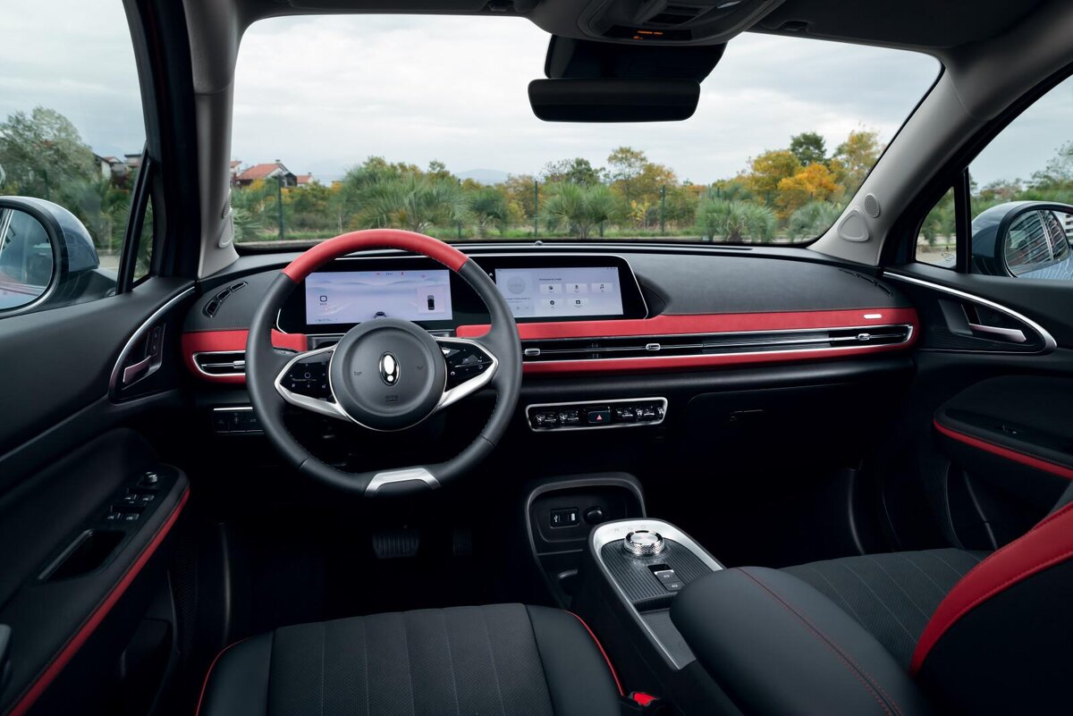 «Удивляет высоким качеством материалов, предлагает вместительный салон и отличную мультимедийную систему», — так описывали автомобиль в немецком журнале Bild