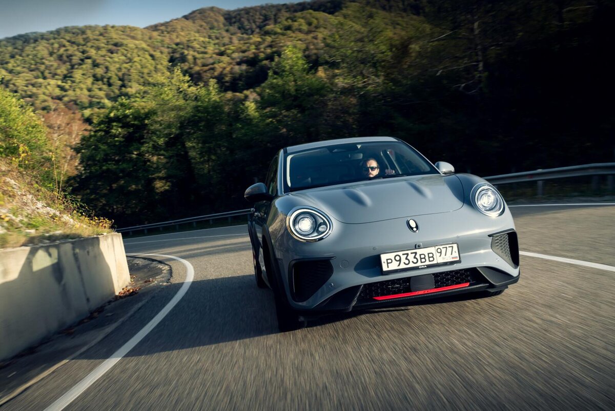 Максимальная скорость ограничена электроникой на уровне 150 км/ч — чтобы сберечь заряд батареи