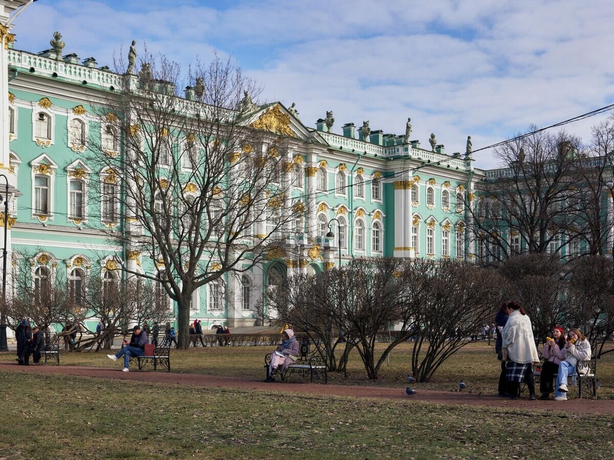    Люди на Дворцовой площади в Санкт-Петербурге© РИА Новости / Алексей Даничев