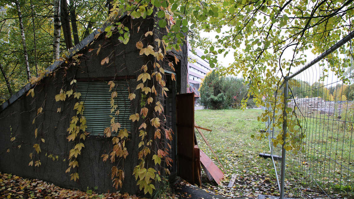 Вход в бомбоубежище бывает и таким / © Sputnik