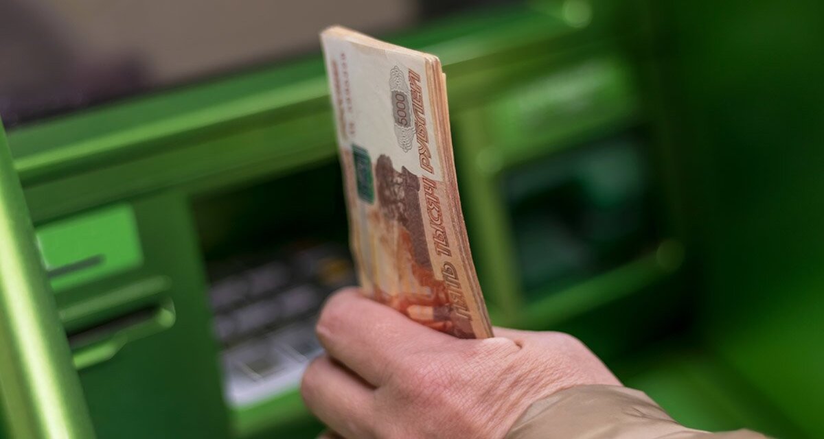 Показатели по вкладам населения из месяца в месяц бьют рекорды. На сегодня доля россиян, которые отнесли сбережения на депозиты, достигла максимального показателя за последние десять лет — 44%.