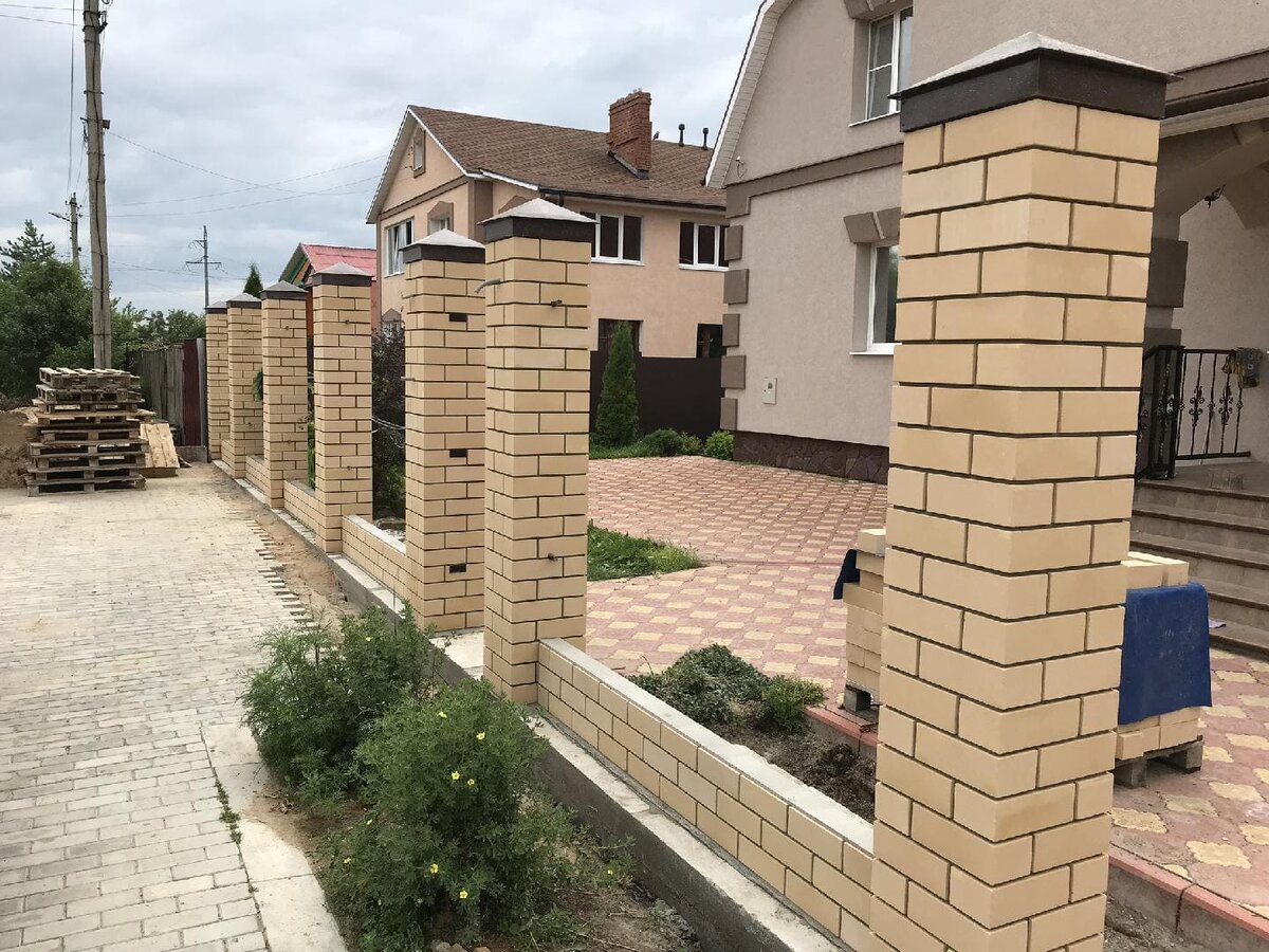 Кирпичные столбы забора