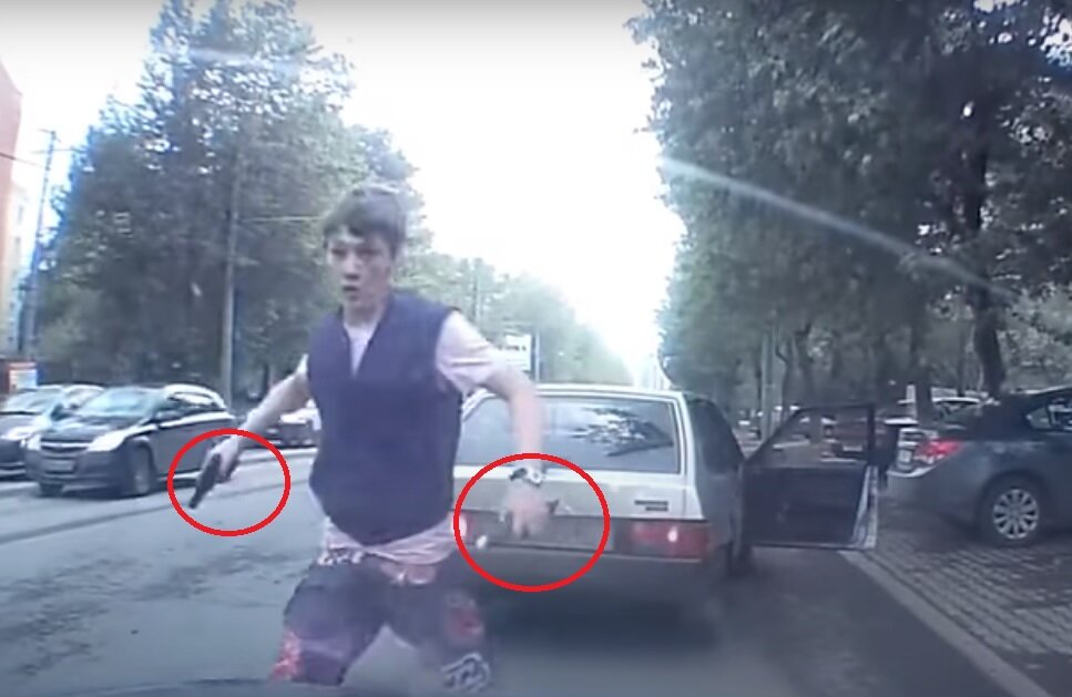 В одной руке у хулигана был пневматический пистолет, а в другой нож. Фото: соцсети.