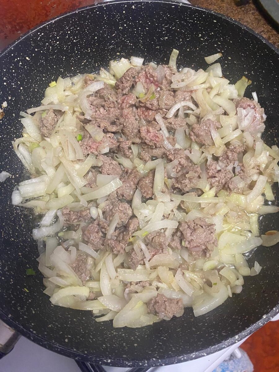 Обжариваем лук с фаршем до готовности.