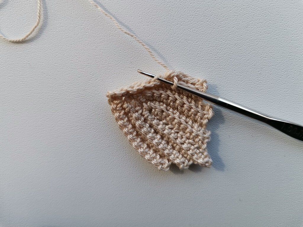 Крючок вводим за заднюю стенку.