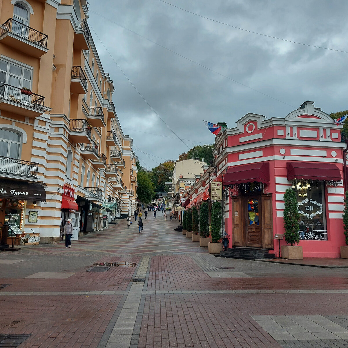 А это моя фоточка из Кисловодска, не интернетная. Ну разве не милота? Тучи всё немного портят, но всё равно не плохо