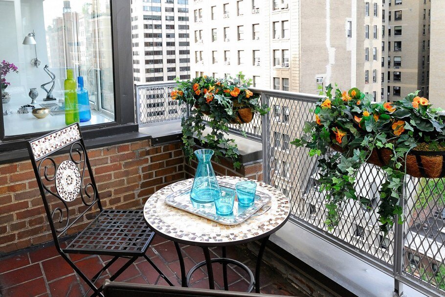 Живя с окнами на южную сторону, вы, конечно, имеете больше возможностей для создания роскошных, цветущих балконов.-1-2