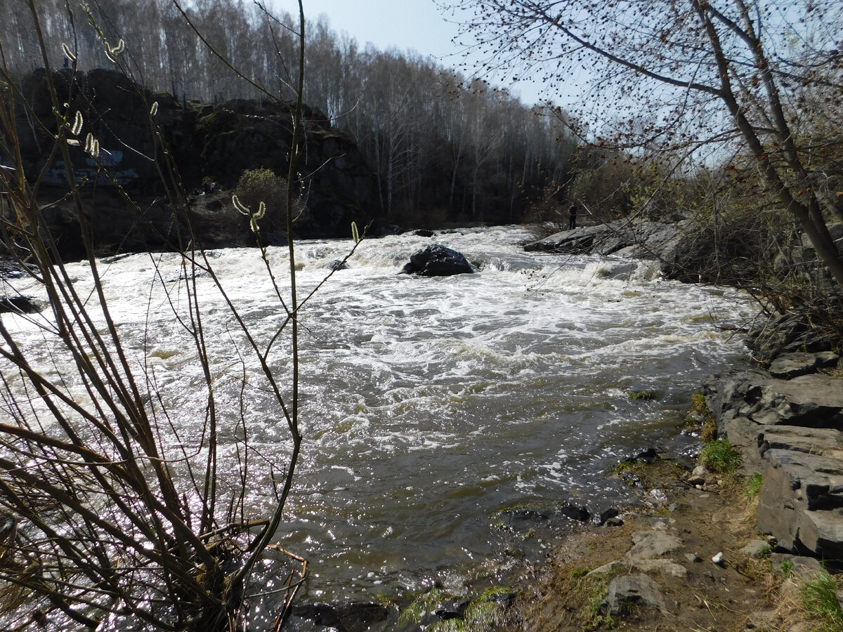 Исеть бурлит на Ревуне. Фото автора.