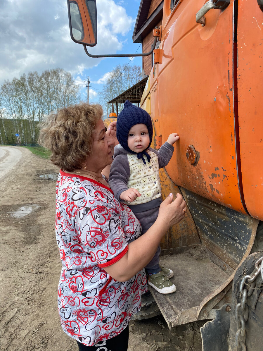 Машину Урал изучает 