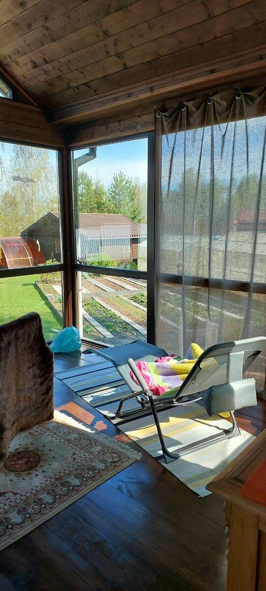 Кушетка с видом на баню.