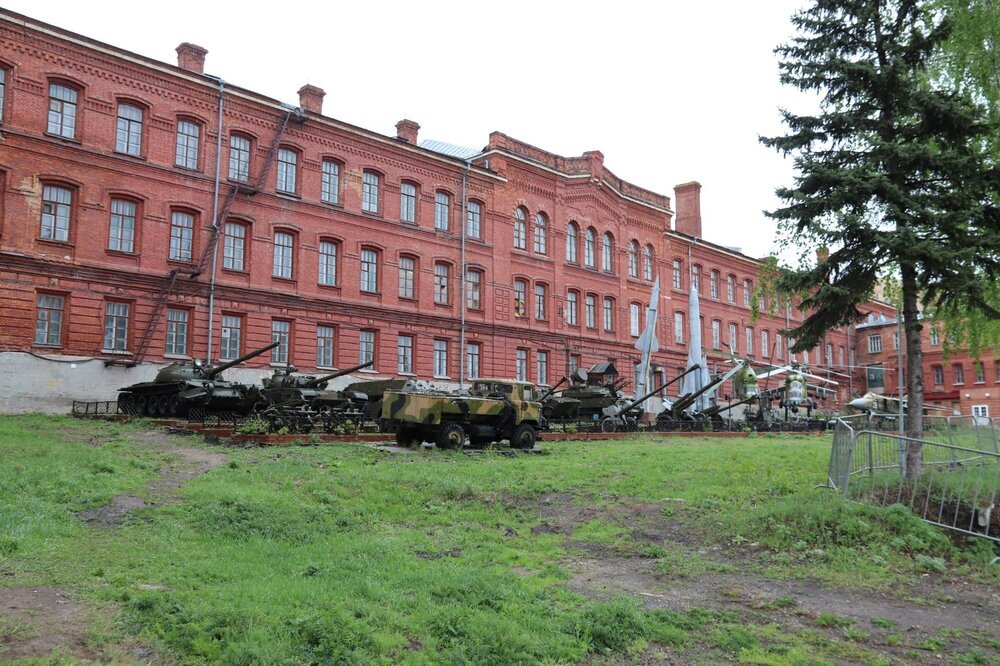 Обогнув старое здание по асфальту, увидели у здания военную технику.